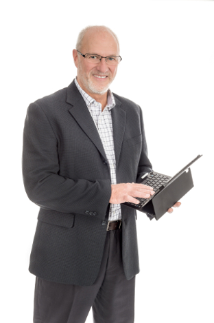 Image de Pierre Boursier avec un ordinateur.